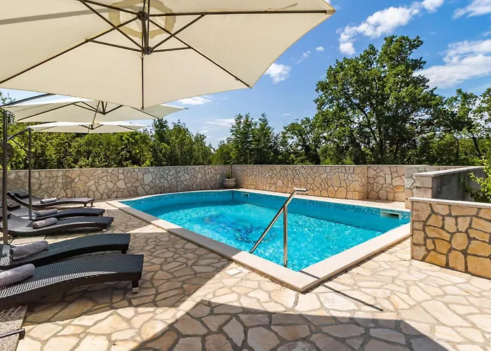 2 Bedroom Lovely In * יאדראנובו