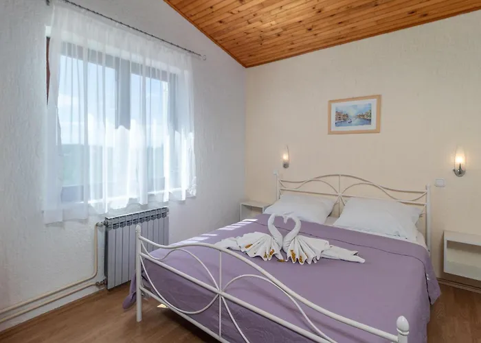 2 Bedroom Lovely In דירה יאדראנובו