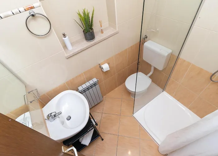 דירה 2 Bedroom Lovely In *