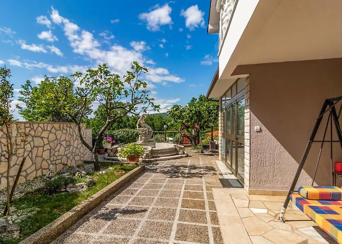 2 Bedroom Lovely In * יאדראנובו